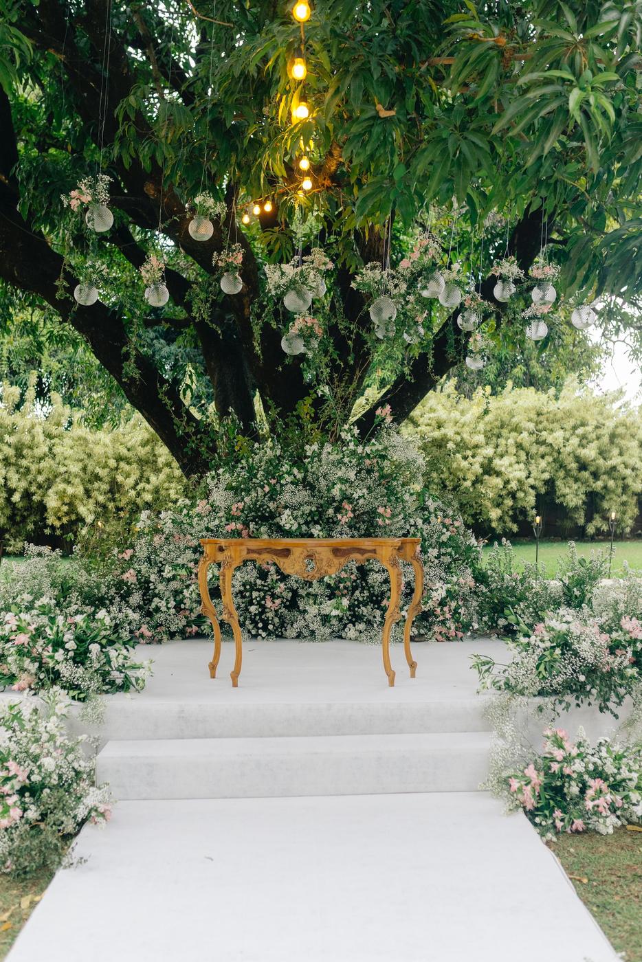 Altar montado ao ar livre sob a árvore, no jardim