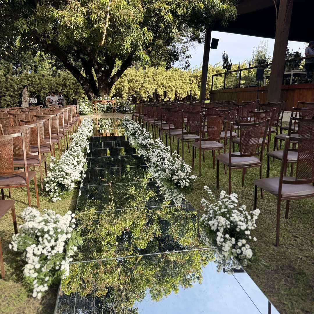 Salão coberto com vista para o jardim